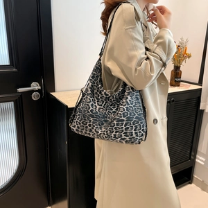Chic leopard print oversized tote bag for women commuting in casual leopard fabric style