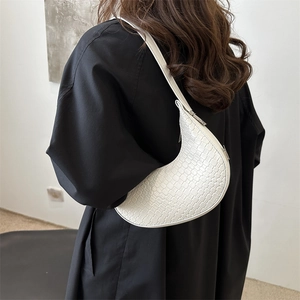 Sac sous le bras demi-lune blanc minimaliste avec texture tissée pour femme hiver 2025