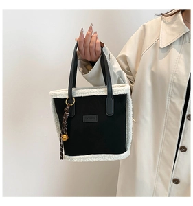 Détails de la bordure en sherpa sur sac cabas noir avec patch Fashion et breloque