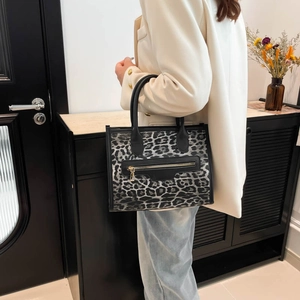 Chic 2025 leopard print tote bag in black and grey with stylish metal zipper details