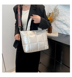 Sac fourre-tout matelassé argenté avec une large bandoulière jacquard géométrique