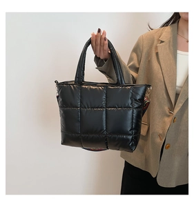 Détail du sac cabas matelassé noir avec bandoulière tissée aux motifs géométriques