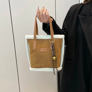 Sac cabas en daim marron avec bordure en peluche blanche et étiquette mode chic