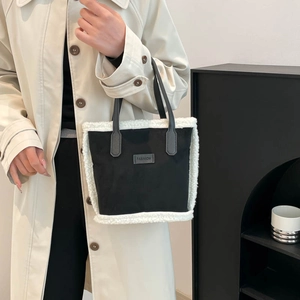 Grand sac cabas en daim noir avec bordure en polaire et poignées en cuir élégantes