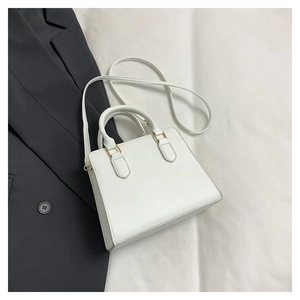 Détails du sac trapèze en cuir PU blanc avec quincaillerie dorée et texture fine