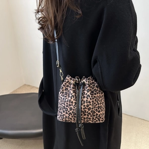 Modische Damen-Beuteltasche mit Leopardenmuster, Kordelzug und schwarzem verstellbarem Riemen