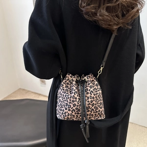 Modische Leopard-Beuteltasche mit schwarzem Kordelzug und schmalem Leder-Schultergurt