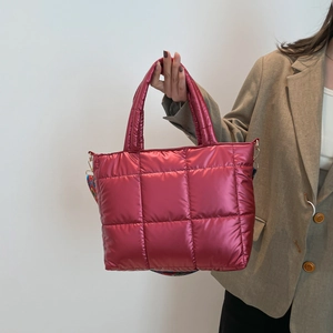 Sac fourre-tout matelassé métallisé avec bandoulière ethnique porté par un mannequin