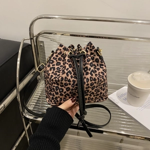 Detail der Leopard-Beuteltasche mit schwarzem Kordelzug und goldenen Metallteilen