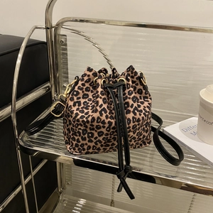 Detail der Leoparden-Beuteltasche mit Lederzugband und goldenen Metallösen-Akzenten