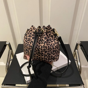 Detailansicht der Leopard-Eimertasche mit schwarzem Kordelzug und goldener Hardware