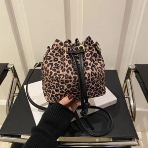 Detail der Bucket Bag mit Leopardenmuster, schwarzem Kordelzug und goldenen Metallösen