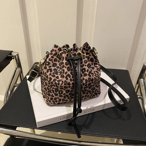 Detailansicht der Beuteltasche mit Leopardenmuster, Lederkordelzug und Goldbeschlägen