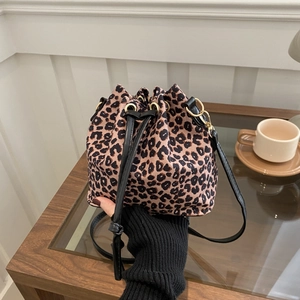 Detail der Bucket Bag mit Leopardenmuster, schwarzem Kordelzug und goldenen Metallösen