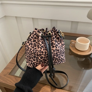 Detail der Bucket Bag mit Leopardenmuster, Metallösen und schwarzem Kordelzugverschluss