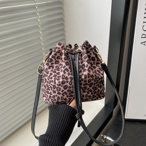 Detail der Beuteltasche mit Leopardenmuster, Kordelzug und goldenen Metallhaken