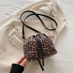 Detail der Leoparden-Beuteltasche mit schwarzem Leder-Kordelzug und goldenen Beschlägen