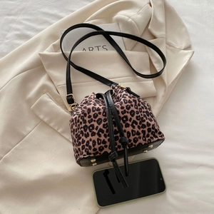 Detailansicht der Leopard-Beuteltasche mit Kordelzug und Innenraumkapazität für Handys