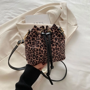 Detail der trendigen Leoparden-Beuteltasche mit schwarzem Kordelzug und goldenen Ösen