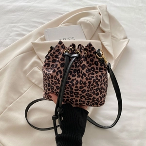 Details der trendigen Bucket Bag mit Leopardenmuster, Kordelzug und goldenen Beschlägen