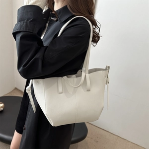 Sac fourre-tout blanc minimaliste avec texture grainée et nœud porté par le modèle