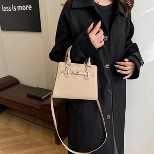 Sac à main bandoulière beige élégant avec poignée et bandoulière réglable pratique