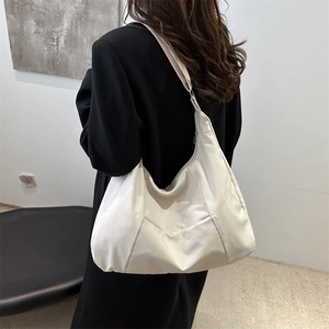 Grand sac fourre-tout en toile blanche minimaliste avec design plissé pour le shopping