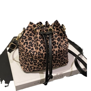 Moderne Beuteltasche mit Leopardenmuster, Kordelzug und goldenen Metalldetails