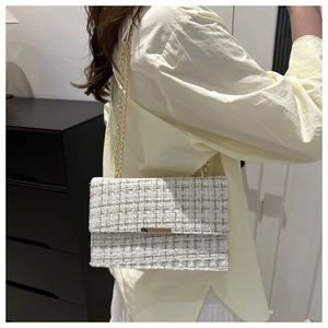 Detailansicht der weißen Tweed-Umhängetasche mit Goldfäden und goldener Metallkette
