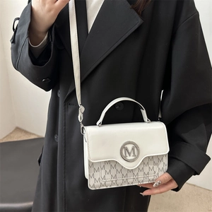 Sac à main chic pour femme en blanc ivoire et gris avec boucle M argentée