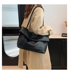 Dettaglio borsa shopper nera con particolare tracolla in corda spessa intrecciata design