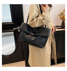 Dettaglio della borsa tote in pelle PU nera con tracolla in corda e patta unica