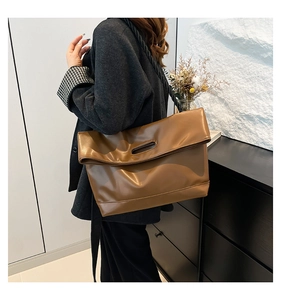 Grande borsa tote marrone con manico a vista sulla spalla per il pendolarismo quotidiano