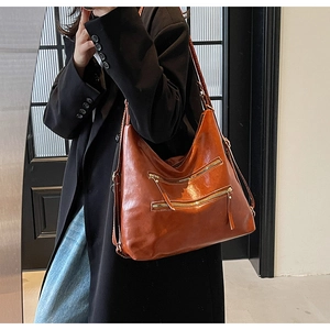 Gros plan du grand sac cabas vintage marron montrant la texture du cuir brillant