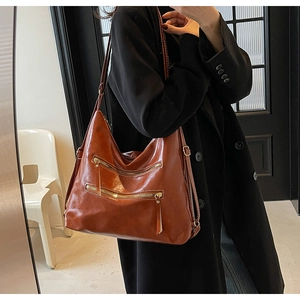 Détail du cabas vintage marron avec double fermeture éclair et texture rétro brillante