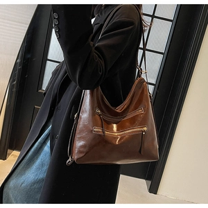 Détail du sac fourre-tout vintage en cuir PU marron foncé avec trois fermetures éclair décoratives
