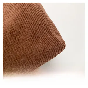 Détail de la texture en velours côtelé marron foncé avec côtes verticales pour sacs