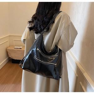 Détail du grand sac cabas vintage noir avec texture cirée rétro et fermetures éclair en métal