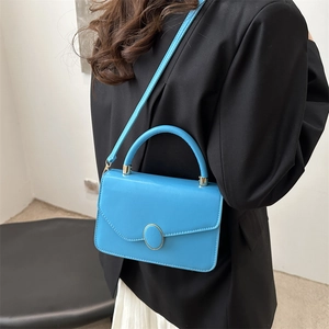 Piccola borsa a tracolla azzurra da donna con fibbia ovale e manico superiore