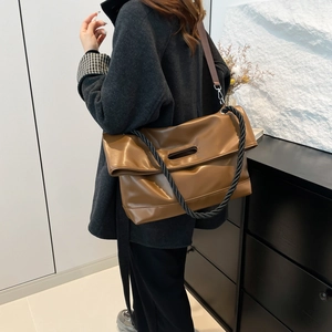 Grande borsa tote marrone minimalista con manico in corda intrecciata e tracolla moda