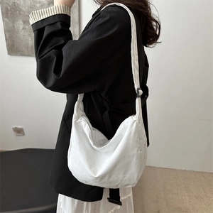 Borsa a tracolla minimalista in tela bianca con tracolla regolabile per il lavoro