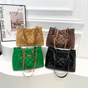 Minimalist quilted tote bag with diamond pattern and chain strap in four colors