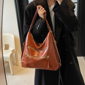 Grand sac fourre-tout rétro en cuir ciré marron porté par un mannequin