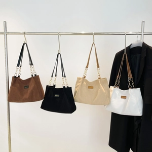 Sacs cabas en velours côtelé en quatre couleurs avec bandoulière en chaîne métallique