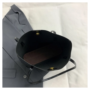 Draufsicht auf schwarze Leder-Shopper-Tasche mit geräumigem Innenfach und Magnetverschluss