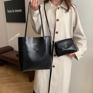 Minimalistisches Set aus schwarzer Tragetasche und Umhängetasche aus Leder