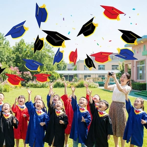 Set toga e tocco per laurea bambini in rosso, blu e nero per cerimonie scolastiche