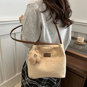 Sac cabas en peluche beige avec lanières en cuir marron et charm d'ours pour l'hiver