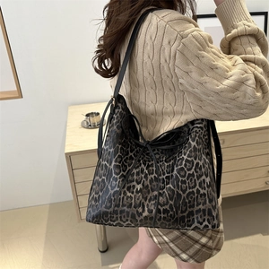 Chic leopard print tote bag for women with black bow detail for stylish spring commuting