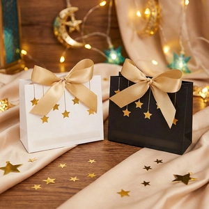 Edle Geschenkbeutel in Schwarz und Weiß mit goldenen Sternen und seidigen Bandschlaufen